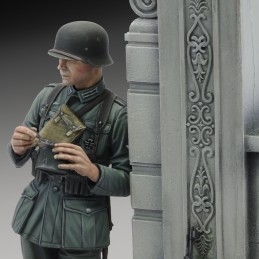 German soldier eating - WWII (75 mm)